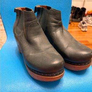 Calou green Leather women’s  booties